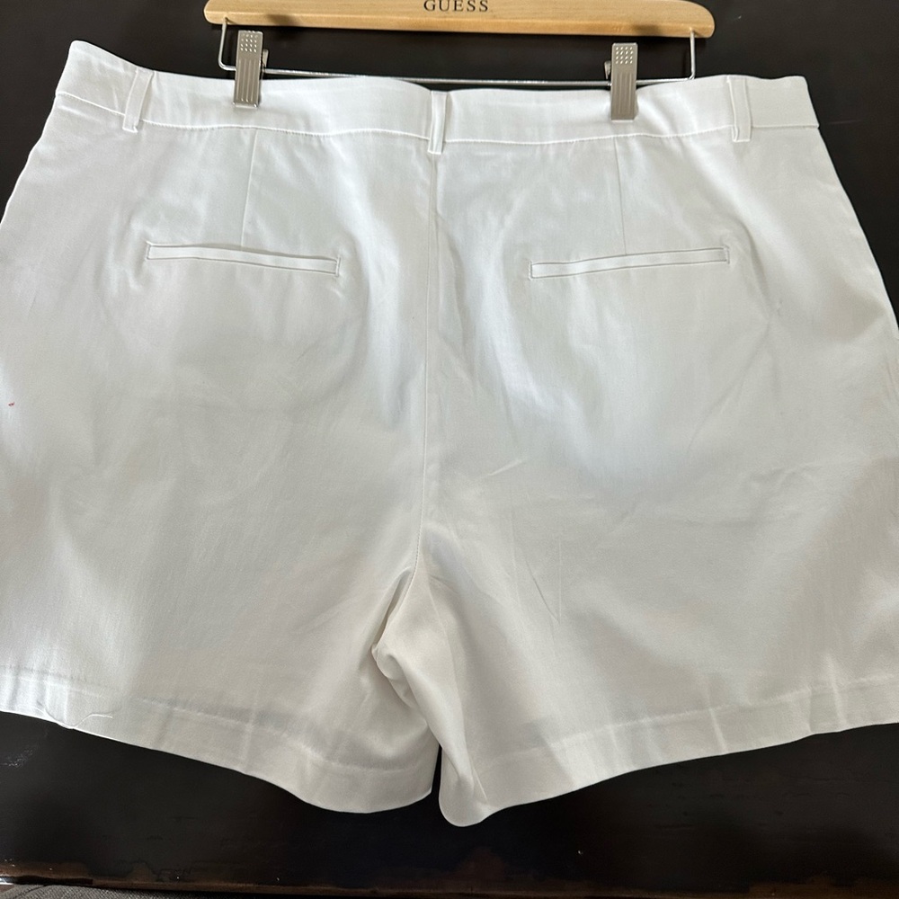 VENUS Women's Classic White Shorts - Picture 3 of 4